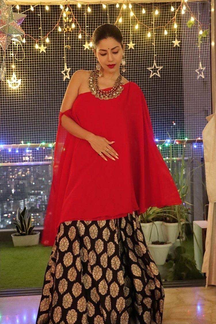 Raagini- Top & Lehenga - Monk & Mei