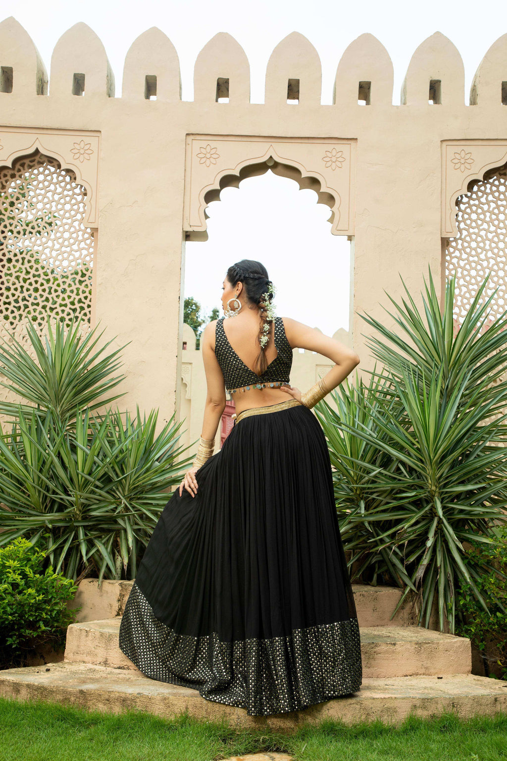 Nadia - Lehenga Set Black - Monk & Mei